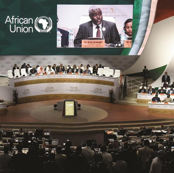 Le président de la Commission de l’UA, Moussa Faki Mahamat, en plein discours au sommet extraordinaire de Niamey, en juillet 2019. ISSOUF SANOGO/AFP