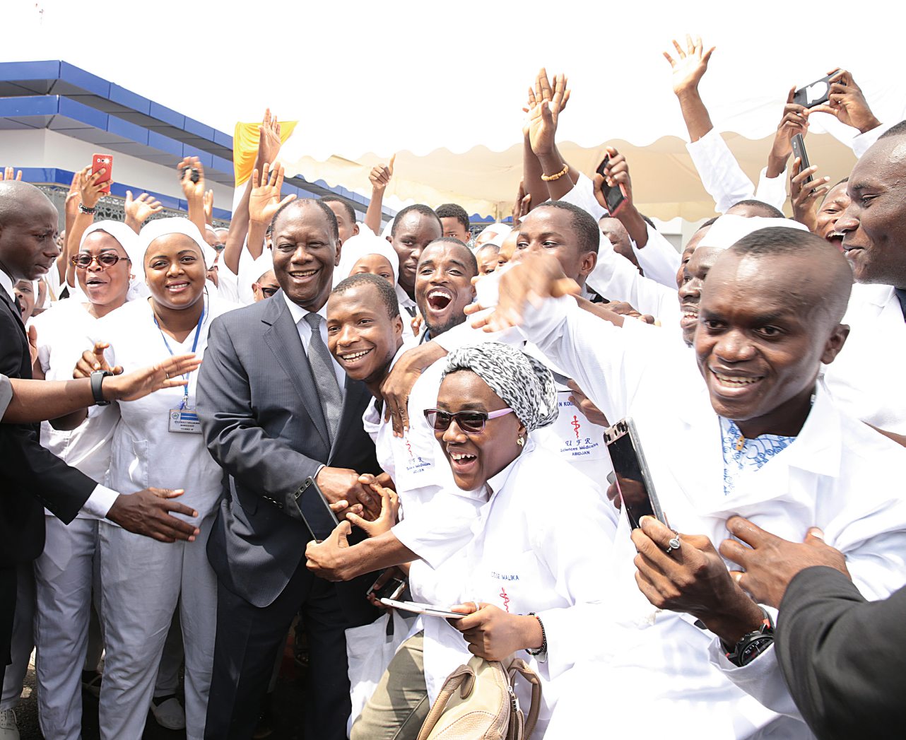 Le président Alassane Ouattara lors de l’inauguration du premier centre d’oncologie médicale et de radiothérapie d’Abidjan, au CHU de Cocody, entièrement financé par le gouvernement. 