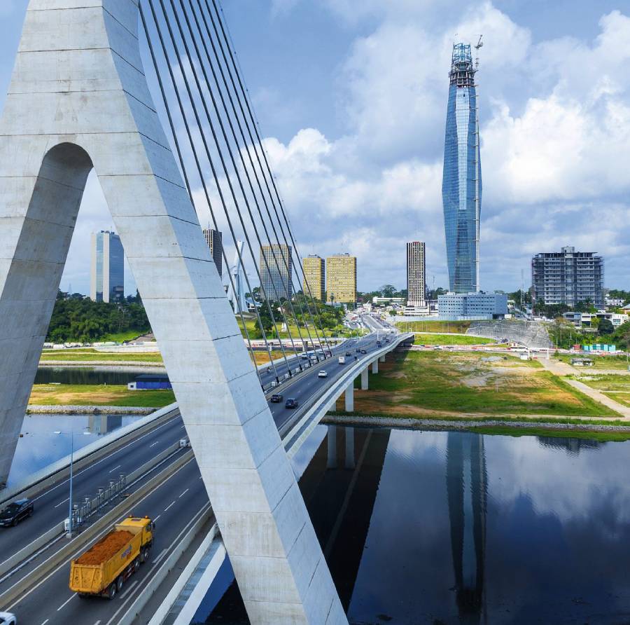 Les haubans du pont Alassane Ouattara, en direction du Plateau, surplombé par la tour F. NABIL ZORKOT