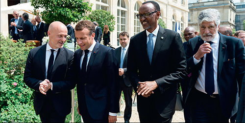 Emmanuel Macron et Paul Kagame se sont rencontrés à l’Élysée en mai, aux côtés de Pierre Louette (à g.), PDG du groupe Les Échos-Le Parisien, coorganisateur du salon VivaTech, et Maurice Lévy. JACQUES WITT/SIPA