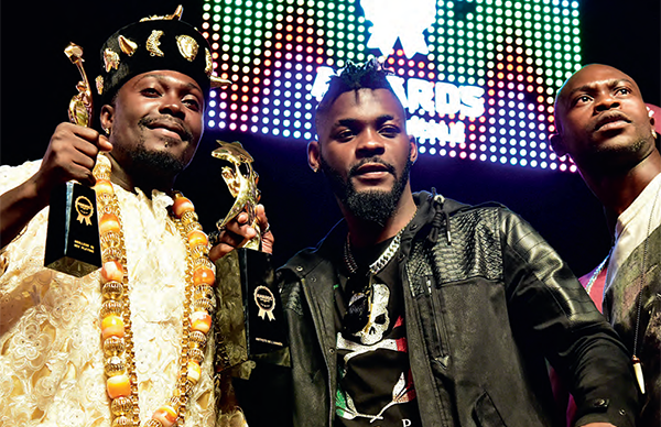 2 octobre 2017, Abidjan. Mulukuku DJ, prix du meilleur disc-jockey platine (à g.) et DJ Arafat, sacré meilleur artiste lors des Awards du coupé-décalé. ISSOUF SANOGO/AFP