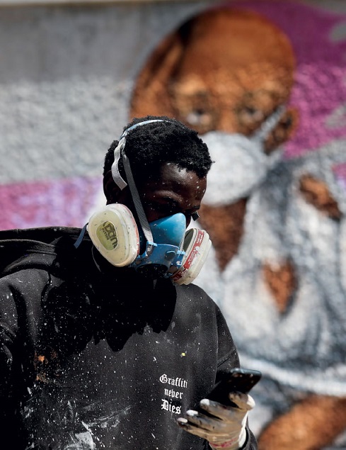 L’artiste Zeus devant son graffiti de résistance au Covid-19, à Dakar, le 25 mars 2020.ZOHRA BENSEMRA