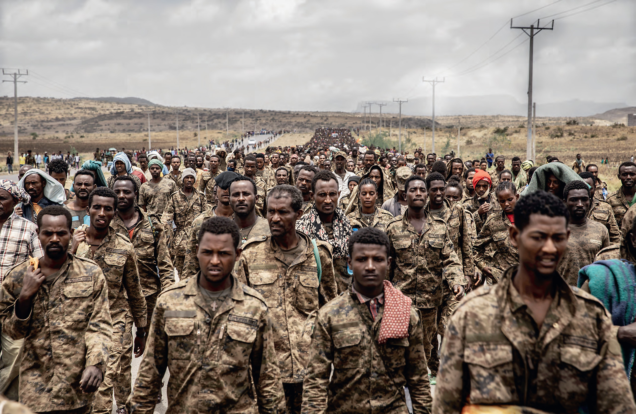 Des soldats de l’armée éthiopienne capturés lors de combats contre les Forces de défense du Tigré marchent à Mekele, le 2 juillet 2021. FINBARR O’REILLY/THE NEW YORK TIMES-REDUX-REA