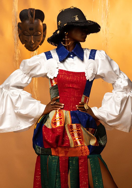 Les masques en bois peint ornent et complètent une tenue colorée.DR