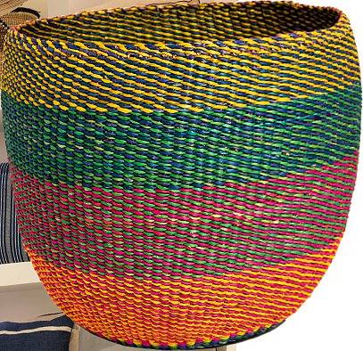 Panier à bandes de couleur. DR