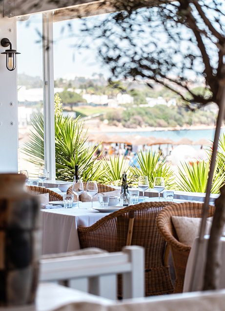 Le cadre comme les assiettes du Golfe célèbrent la beauté de la Méditerranée. SADIK SANS VOLTAIRE