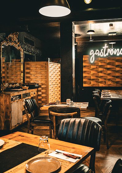 Chez The Kitchen, les carnivores seront ravis de déguster des viandes d’exception fumées au charbon de bois. DR