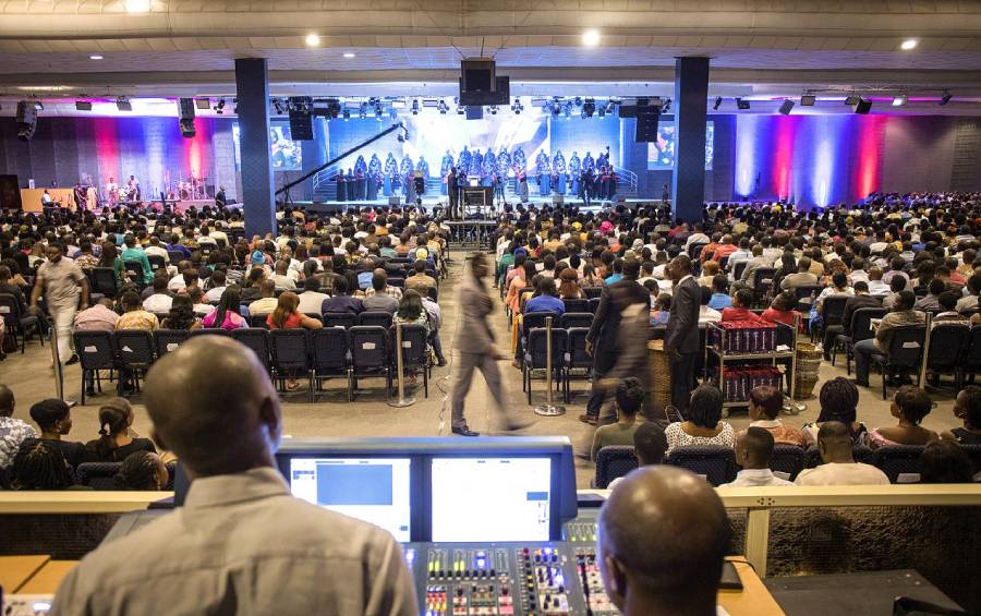 De nombreux fidèles assistent à un service religieux au sein de la Christ Apostolic Church, à Lagos.SVEN TORFINN/PANOS-REA