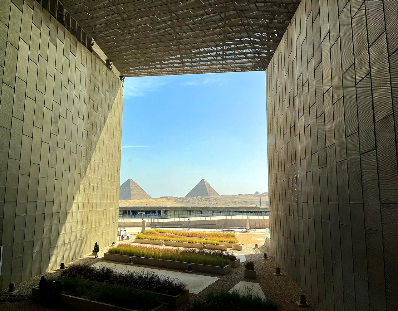 L’édifice a été pensé comme une continuation de la ligne géométrique des pyramides. DR