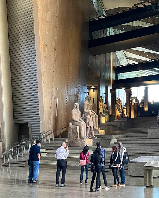 Les premiers visiteurs découvrent les salles de l’établissement. DR