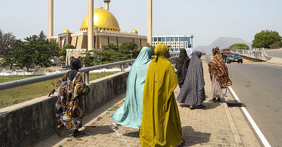 Des femmes en route vers la mosquée nationale d’Abuja. NICK HANNES/PANOS-REA