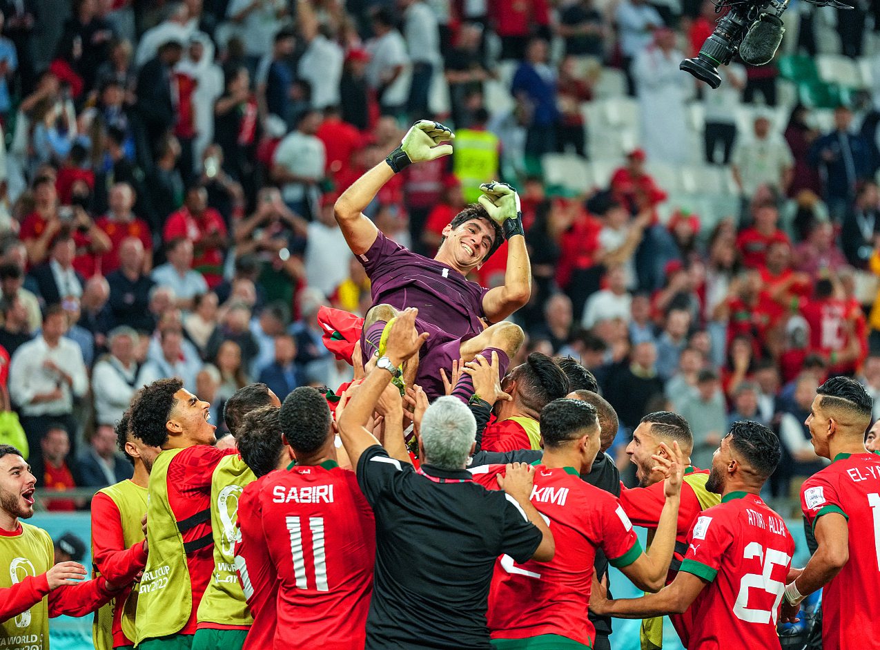Les Marocains célèbrent leur gardien Yassine Bounou lors du match contre l’Espagne, pendant les huitièmes de finale de la Coupe du monde 2022. AYMAN AREF/NURPHOTO/NURPHOTO VIA AFP