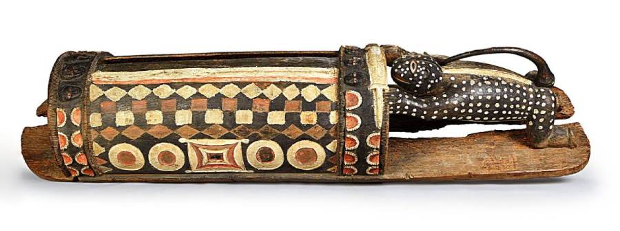 Long de 3,50 mètres et pesant près de 430 kg, le Djidji Ayôkwé est un tambour à fente en bois sculpté. MUSÉE DU QUAI BRANLY