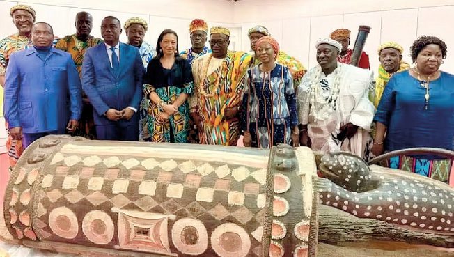 La ministre ivoirienne de la Culture et de la Francophonie, Françoise Remarck (au centre) avec les chefs de la communauté Atchan après la cérémonie de désacralisation du tambour parleur, au musée du Quai Branly, à Paris, en mai 2022.JACQUES CHIRAC/GRANDPALAISRMN/LÉO DELAFONTAINE