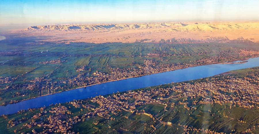 La ville de Louxor traversée et irriguée par le Nil, en Égypte. Derrière les collines s’étend le désert du Sahara.AMANUEL SILESHI/AFP