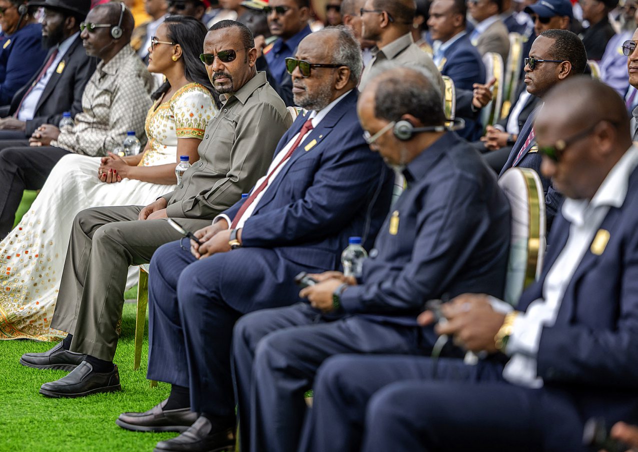 Le chef de l’État parmi ses nombreux invités du 9 septembre. Ici, à sa droite, son épouse Zinash Tayachew, aux côtés du président kényan William Ruto. À sa gauche, le Djiboutien Ismaïl Omar Guelleh et le Somalien Hassan Cheikh Mohamoud.LUIS TATO/AFP