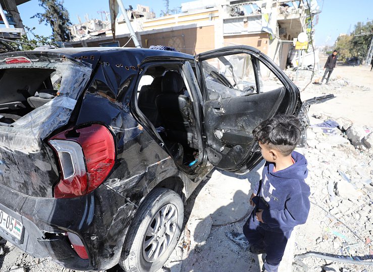 Dans le quartier de Tel al-Hawa, à Gaza City, le 10 février 2024, un enfant regarde la voiture où Hind Rajab et des membres de sa famille on perdu la vie. DAWOUD ABO ALKAS/ANADOLU/ANADOLU VIA AFP