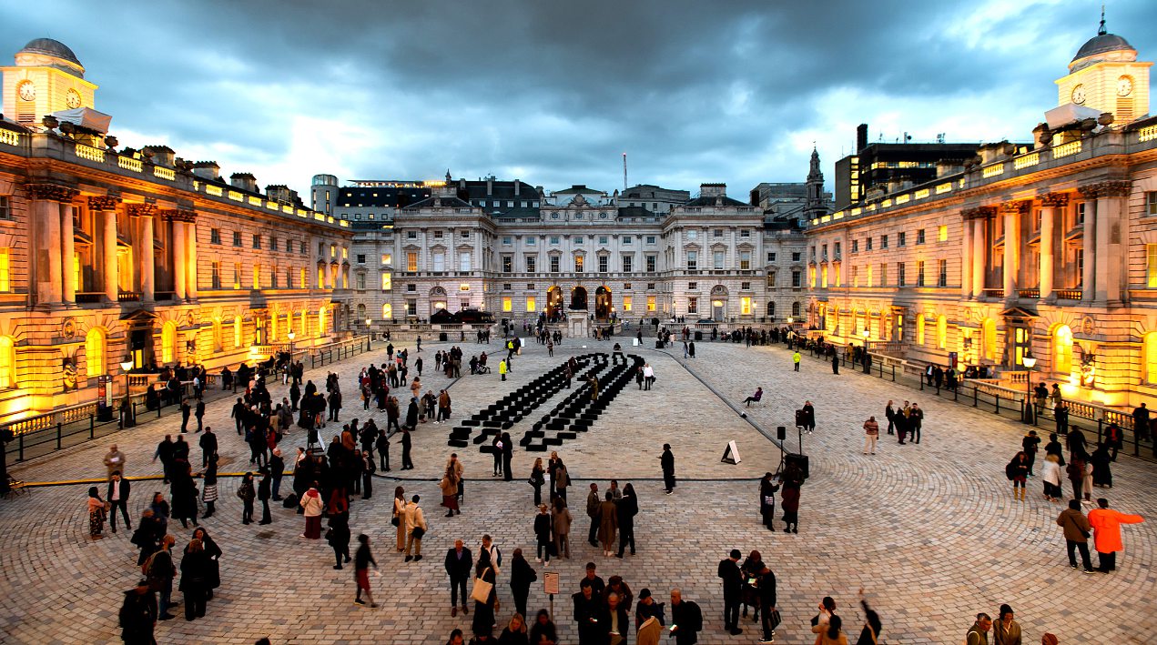 La foire 1-54 au cœur de Londres, au sein de la prestigieuse Somerset House. Ici, l’édition d’octobre 2022, avec une installation de Grada Kilomba. JIM WINSLET