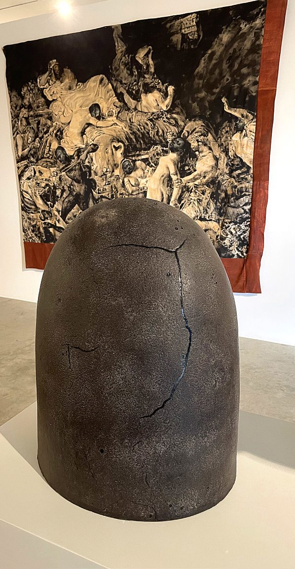 Galerie Cécile Fakhoury, à Abidjan. Ici, avec l’artiste Roméo Mivekannin. Au second plan, La Mort de Sardanapale d’après Eugène Delacroix et Sans titre, 2022. ZYAD LIMAM