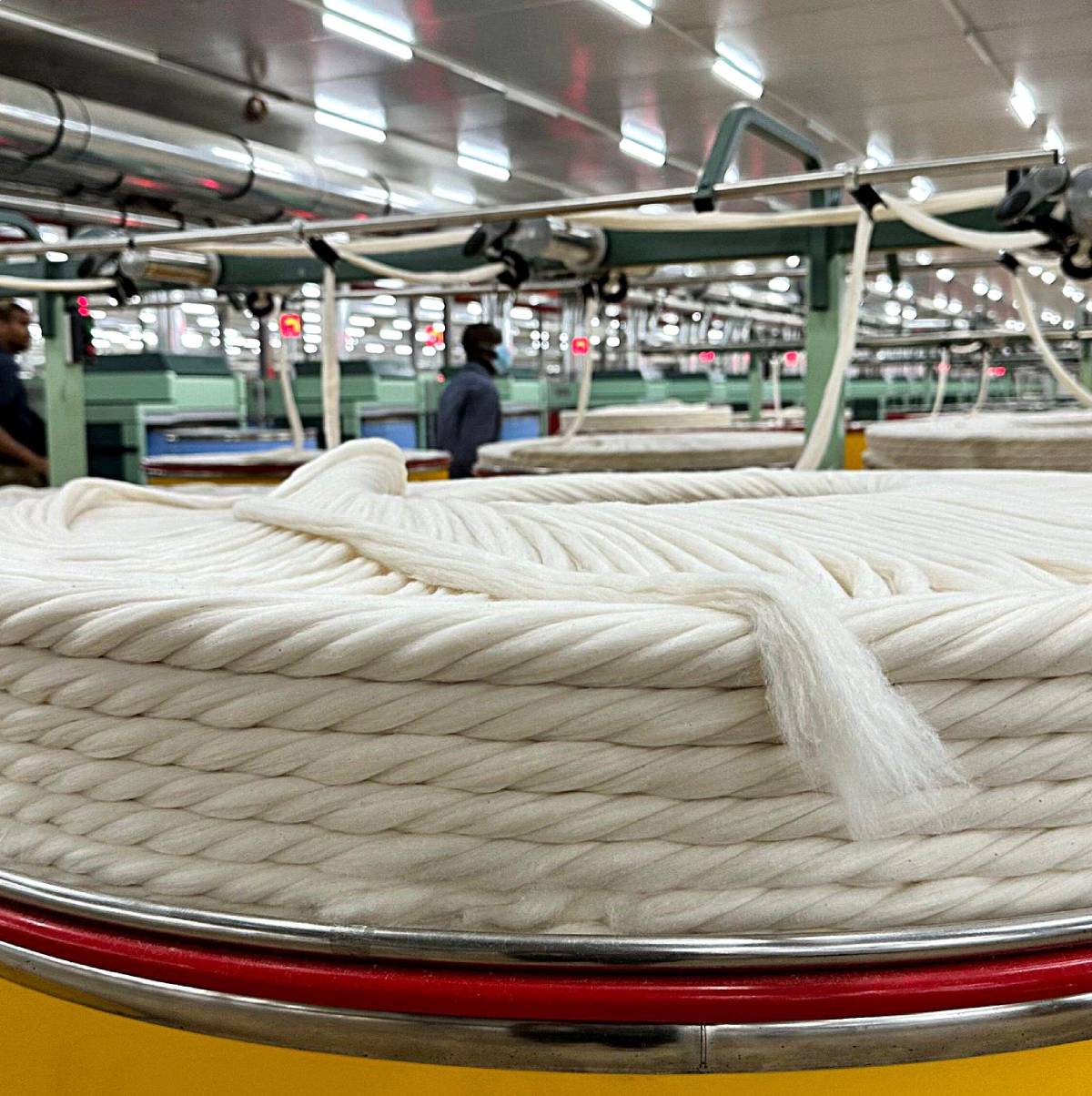 Transformation du coton dans une usine textile de la GDIZ, au Bénin. CHRISTINA PETERS/ALAMY