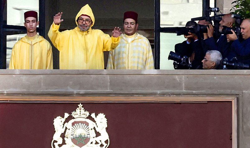Le roi Mohammed VI au balcon du Parlement, à Rabat, le 10 octobre dernier. ABDEL MAJID BZIOUAT / AFP
