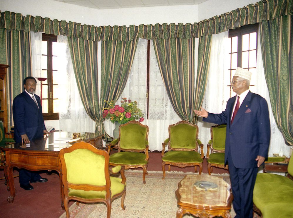 Lors de la passation de pouvoir, en 1999, avec son prédécesseur, Hassan Gouled Aptidon. DR/ PATRICK ROBERT