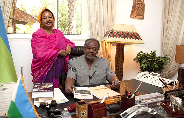 Dans sa résidence privée de Haramous, en compagnie de son épouse Kadra, fin 2010. DR/ PATRICK ROBERT