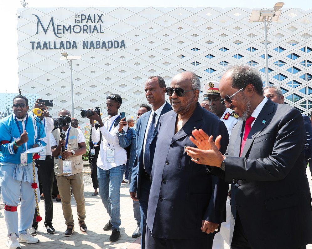 Le 30 octobre 2025, Djibouti a inauguré à Arta un mémorial célébrant le 25e anniversaire de la Conférence de réconciliation somalienne de 2000, qui avait jeté les bases du premier gouvernement de transition en Somalie. La cérémonie, présidée par Ismaïl Omar Guelleh et Hassan Sheikh Mohamoud (ci-dessus), et en présence de nombreuses personnalités, a rendu hommage au rôle de médiateur porté par le président djiboutien. Le monument symbolise «l’esprit d’Arta»: dialogue, inclusion et réconciliation. DR