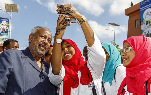 Un selfie avec le président Ismaïl Omar Guelleh. PATRICK ROBERT