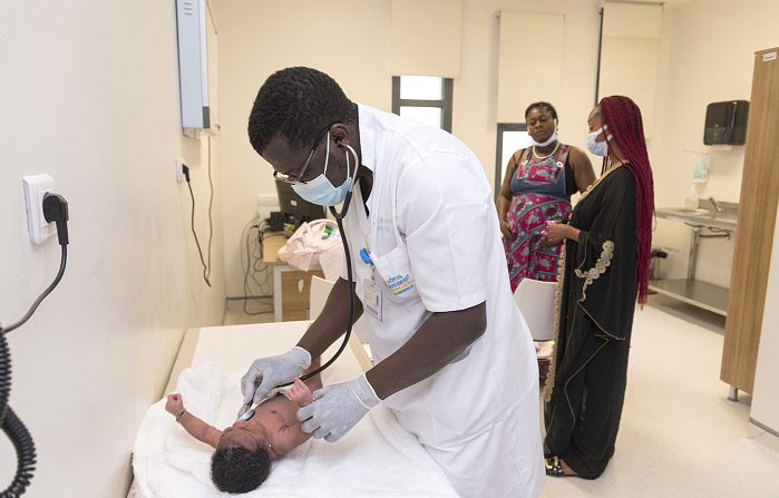 Une consultation à l’hôpital Mère-Enfant de Bingerville. NABIL ZORKOT