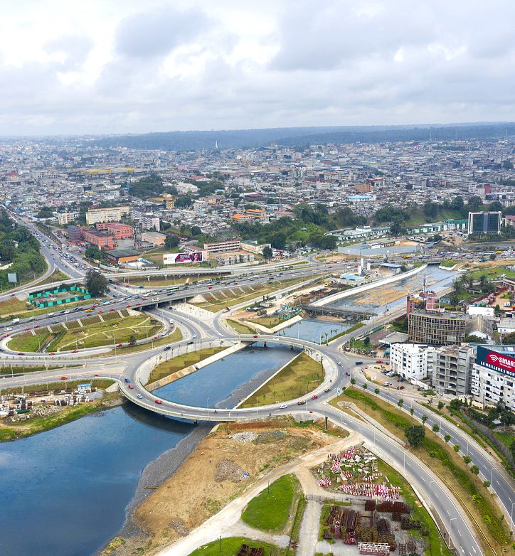 Abidjan pourrait compter 10 millions d’habitants en 2040. Il est impératif d’aménager l’espace urbain pour tenir compte de cette densité. Ici, le nouveau carrefour de l’Indénié. NABIL ZORKOT