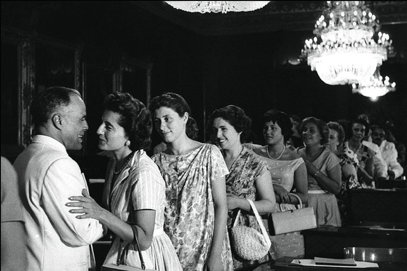 Le 25 juillet 1957, Jalila Hafsia, journaliste et autrice militante, salue le président Bourguiba au palais du Bardo, lors de la proclamation de la République. DR