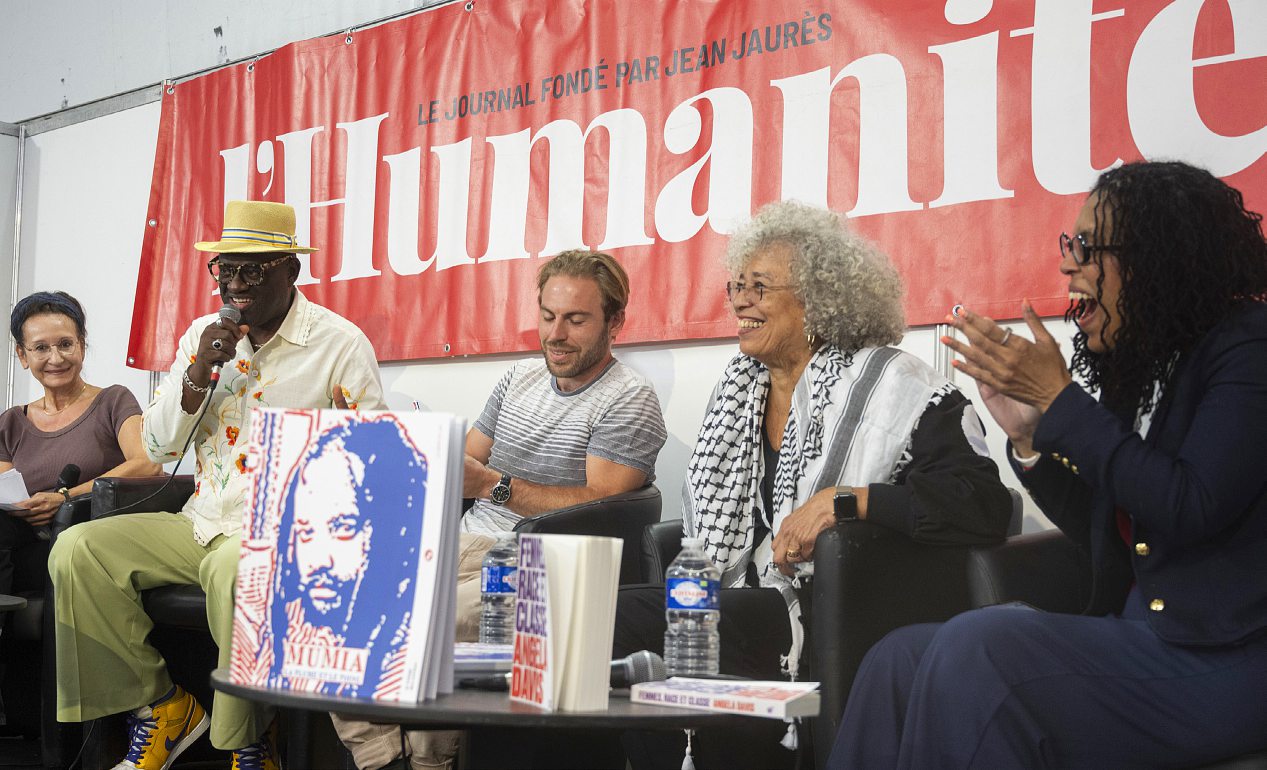 Échange entre Alain Mabanckou et Angela Davis au Village du livre, lors de la Fête de l’Humanité, le 14 septembre 2024.NICOLAS CLEUET/LE PICTORIUM