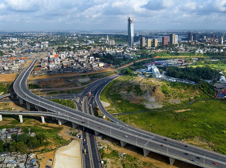 Vue aérienne d’Abidjan. La capitale économique a investi massivement en matière d’infrastructures.NABIL ZORKOT