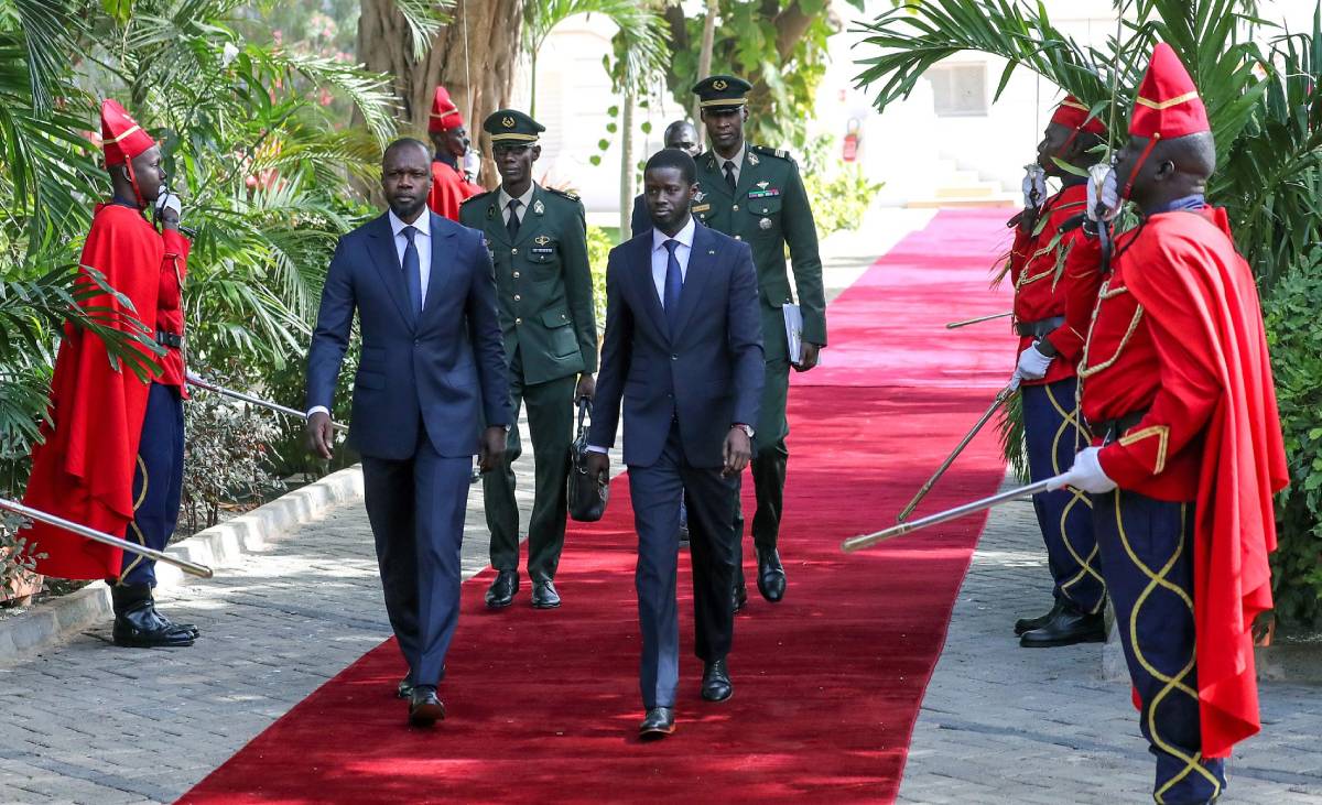 Le Premier ministre Ousmane Sonko (à gauche) aux côtés du président de la République Bassirou Diomaye Faye (à droite) dans la cour du palais présidentiel.PRÉSIDENCE SÉNÉGALAISE