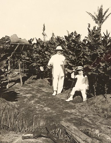 Ci-dessus, un administrateur des plantations suisses de tabac aux côtés de son fils, Kotari, en 1921. Ci-contre,DR