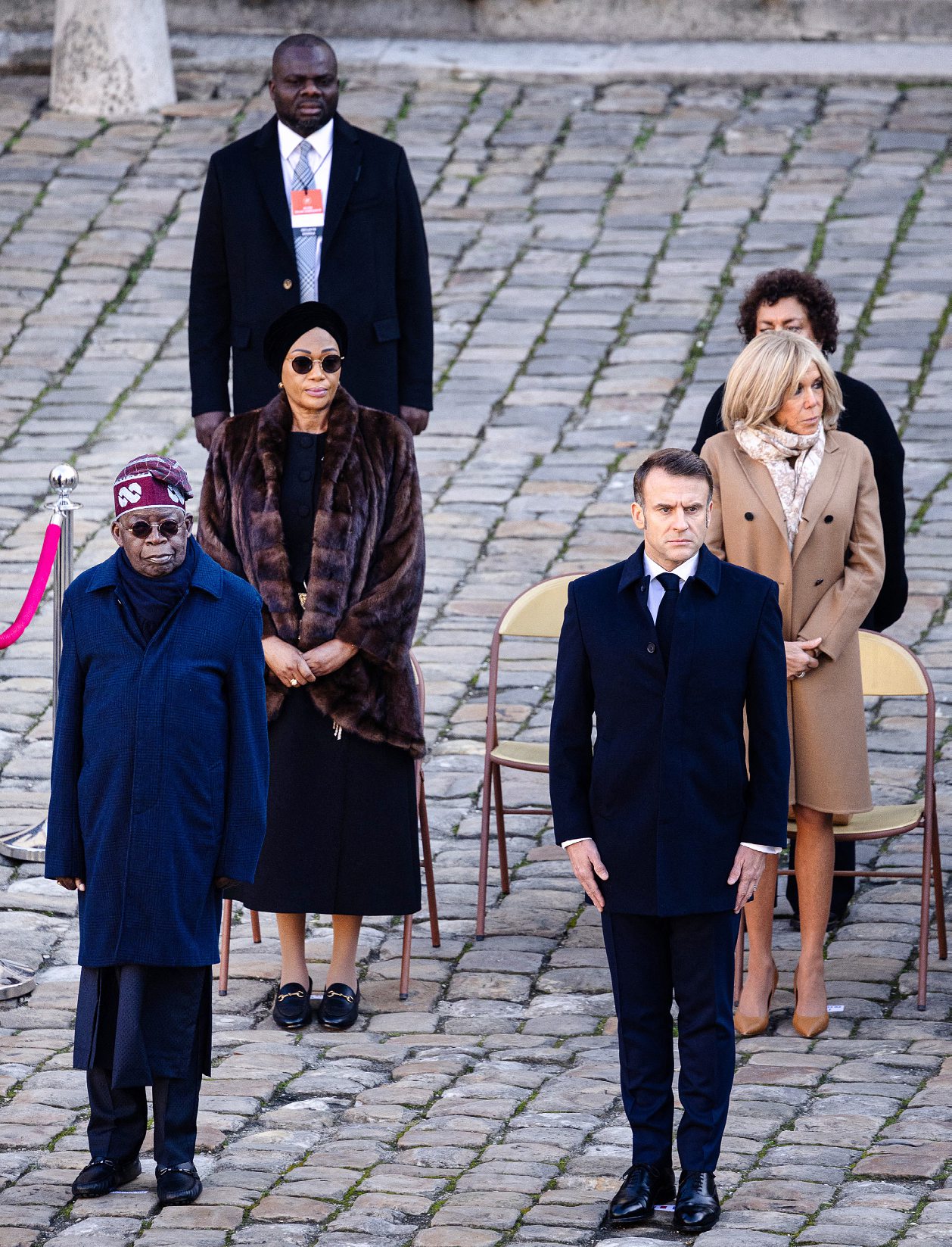 Bola Tinubu aux côtés du président français Emmanuel Macron, le 28 novembre 2024, à l’hôtel des Invalides, à Paris, lors d’une visite d’État. Derrière eux, les Premières dames Oluremi Tinubu et Brigitte Macron. AMAURY CORNU/HANS LUCAS/HANS LUCAS VIAAFP