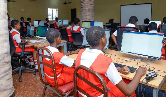 À Onitsha, des élèves perfectionnent leur maîtrise de l’outil informatique. GOALLORD-CREATIVITY/SHUTTERSTOCK