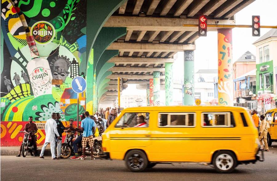 Un danfos traverse les rues de Lagos. PRÉSIDENCE SÉNÉGALAISE