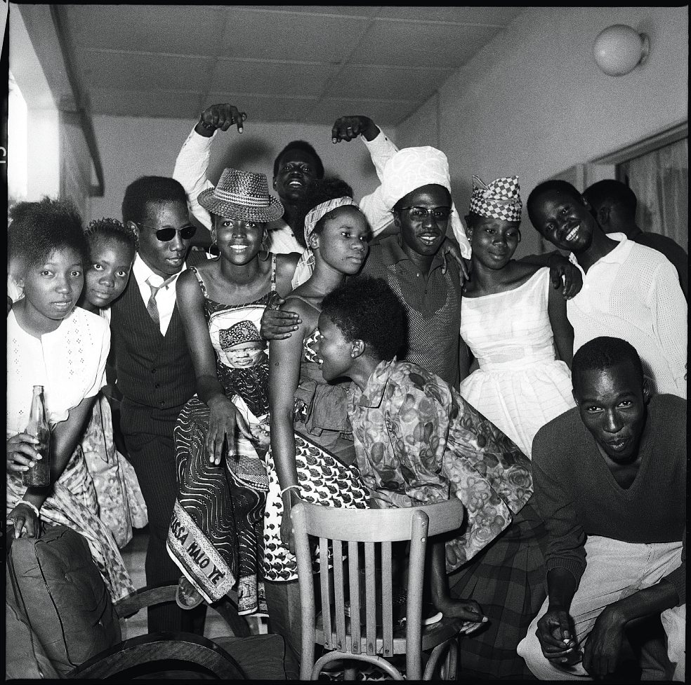 Malick Sidibé, «Surprise party à l’Aragon Club», 1962.Malick Sidibé,COURTESY GALERIE MAGNIN-A,Paris