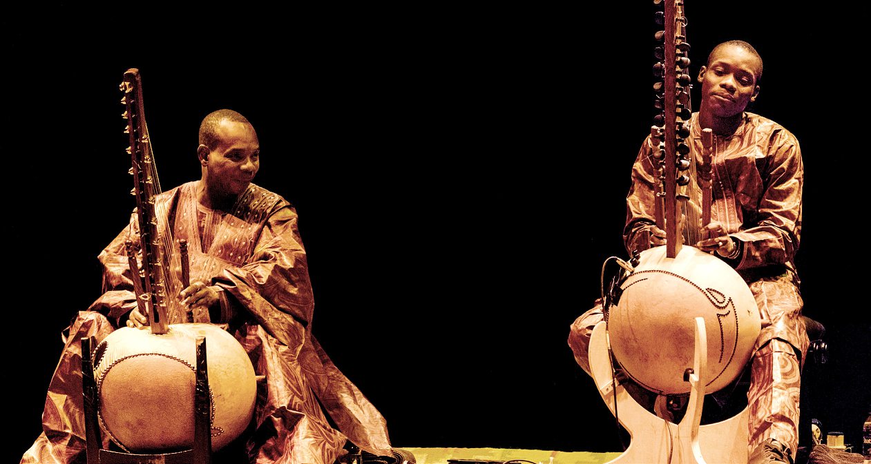 Father and son play the kora together at the Barbican Centre in London, May 2014. DAVID REED/ALAMY STOCK PHOTO