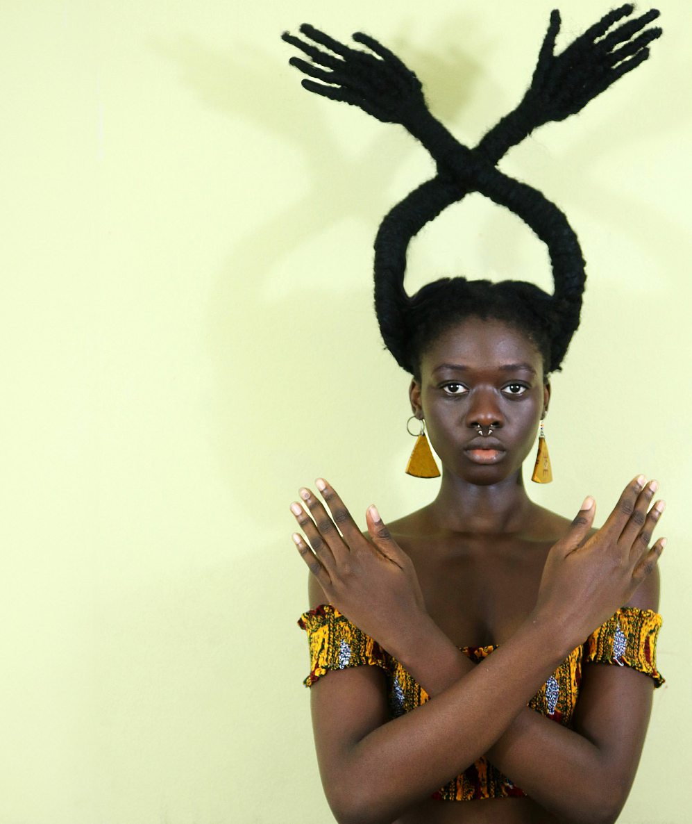 Autoportrait de l’artiste Laetitia Ky, connue pour ses sculptures sur cheveux. LAETITIA KY