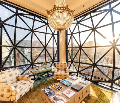 Ci-dessus, une suite royale du Silo Hotel. Ci-contre, le restaurant FYN.