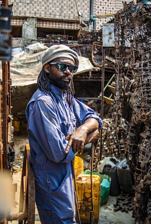 L’artiste plasticien Freddy Tsimba dans son atelier. Connu pour ses sculptures, il travaille à partir de matériaux de récupération. SCMING