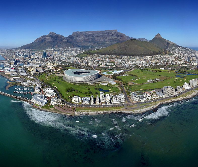 La montagne de la Table et, devant, bien visible, le Cape Town Stadium, qui fut l’un des stades mythiques de la Coupe du monde 2010. ERLO BROWN/SHUTTERSTOCK
