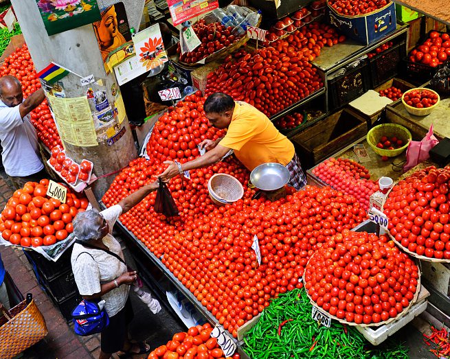 Le grand marché aux légumes, à quelques pas du front de mer Le Caudan. AGEBROKER.COM/ALAMY STOCK PHOTO