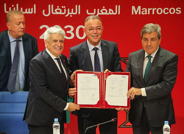 Faouzi Lakjaa, Pedro Rocha et Fernando Gomes, présidents des fédérations de football du Maroc, de l’Espagne et du Portugal, à Rabat, le 28 octobre 2023, après le dépôt de leur candidature commune.AFP OR LICENSORS