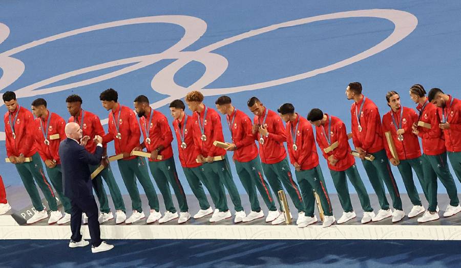 Le président de la FIFA Gianni Infantino félicite les Marocains pour avoir remporté la médaille de bronze de football aux Jeux olympiques, le 9 août 2024, au parc des Princes.JACK GUEZ/AFP