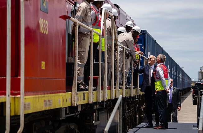 Le président américain Joe Biden salue des ouvriers au terminal du port de Lobito, en décembre 2024. ERIC LEE/THE NEW YORK TIMES/REDUX -REA