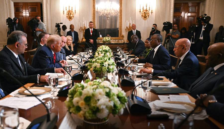 Les présidents sénégalais, Bassirou Diomaye Faye, bissau-guinéen, Umaro Sissoco Embaló, mauritanien, Mohamed Ould Ghazouani, libérien, Joseph Boakai, et gabonais, Brice Oligui Nguema, assistent à un déjeuner organisé par Donald Trump à la Maison-Blanche, le 9 juillet 2025.JIM WATSON/AFP